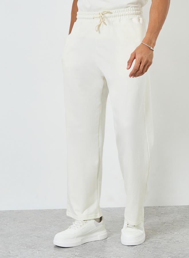 ستايلي طقم منسق من تيشيرت بقصة واسعة وبنطال برباط للرجال - Image 4